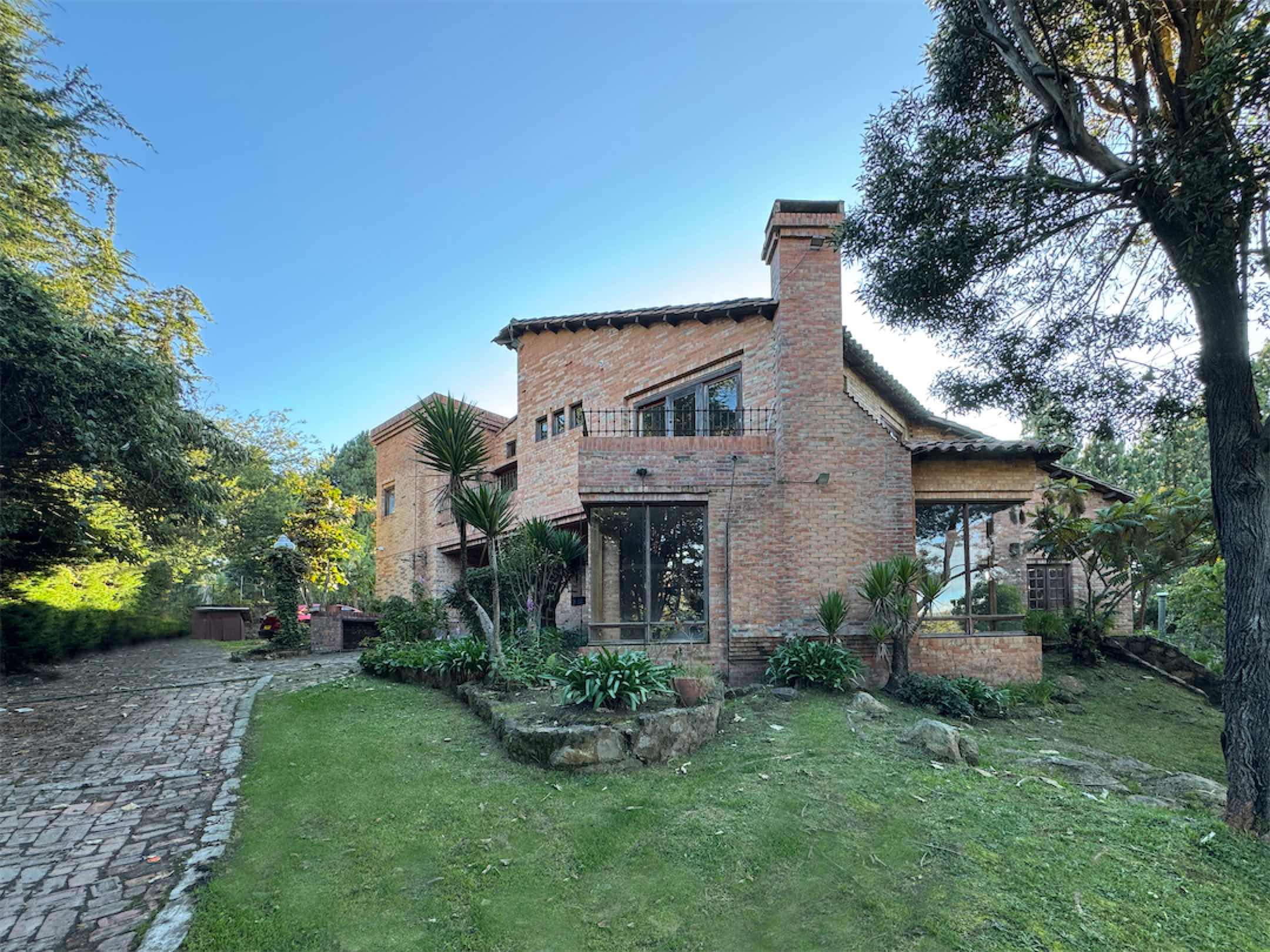 Linda casa campestre de 428m2 con diseño arquitectónico en Rodamonte, vía a La Calera