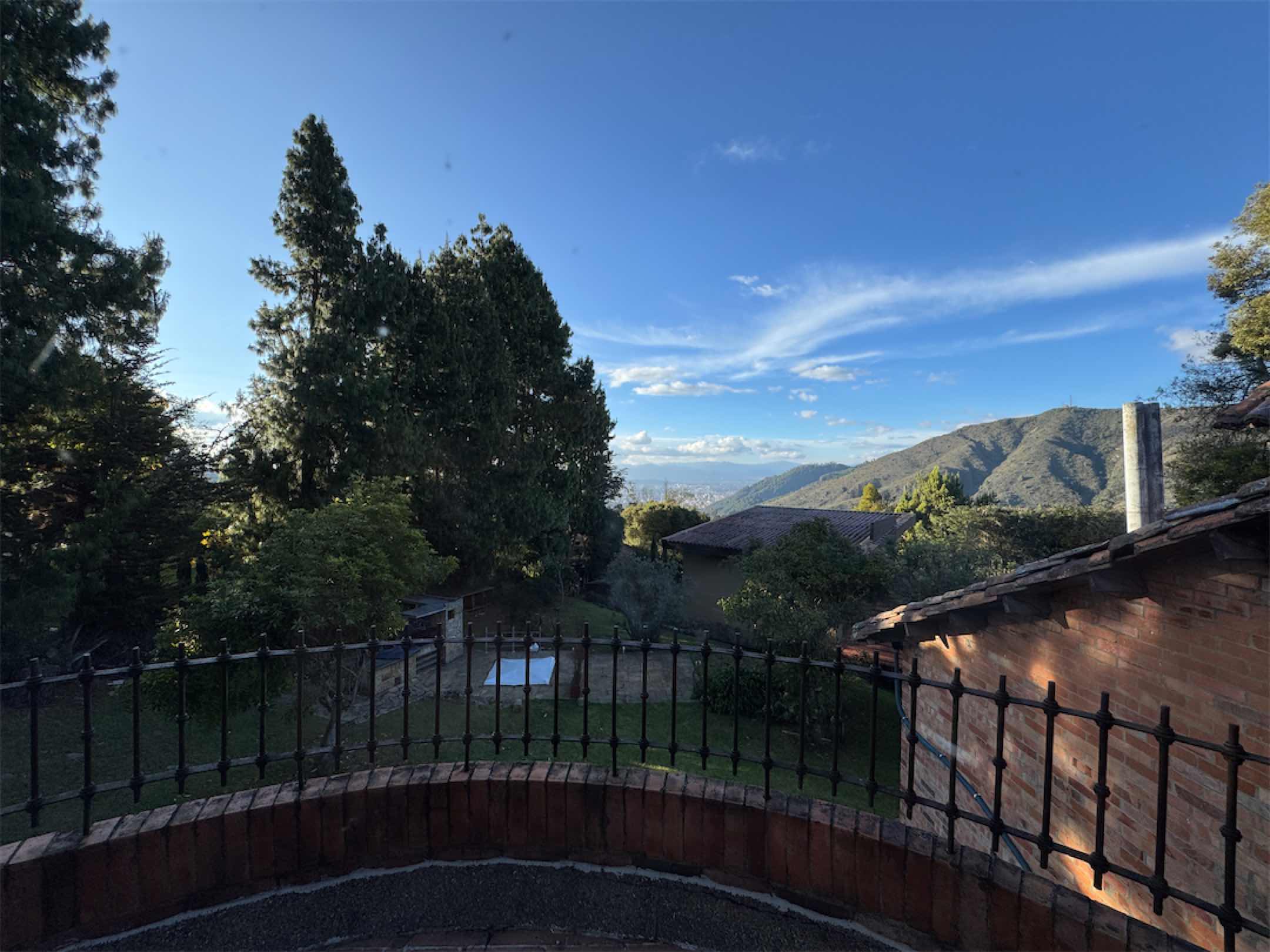 Linda casa campestre de 428m2 con diseño arquitectónico en Rodamonte, vía a La Calera