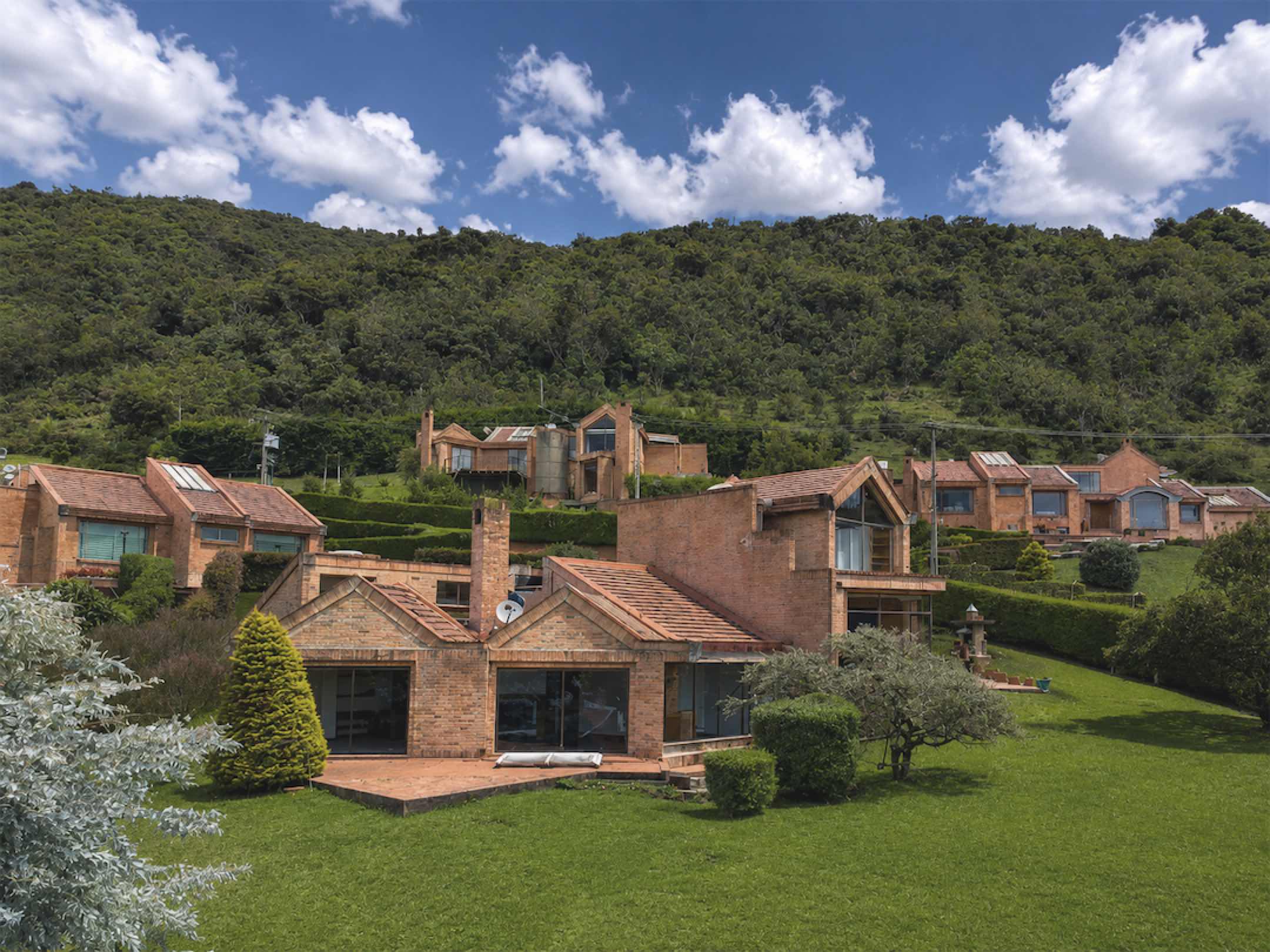 Linda casa con excelente potencial para remodelar / Bosques de La Calera – Cund.