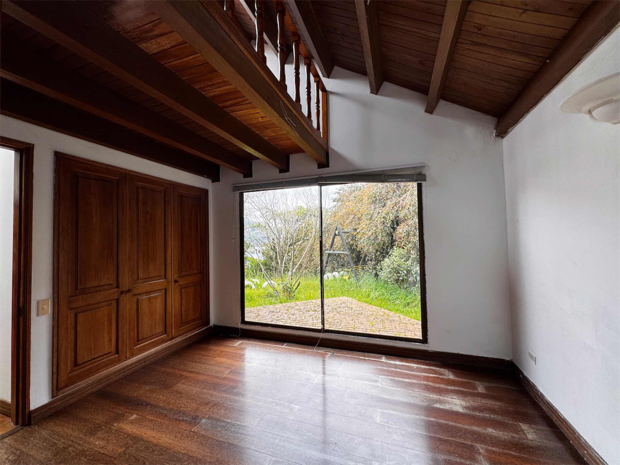 Linda casa con excelente potencial para remodelar / Bosques de La Calera – Cund.