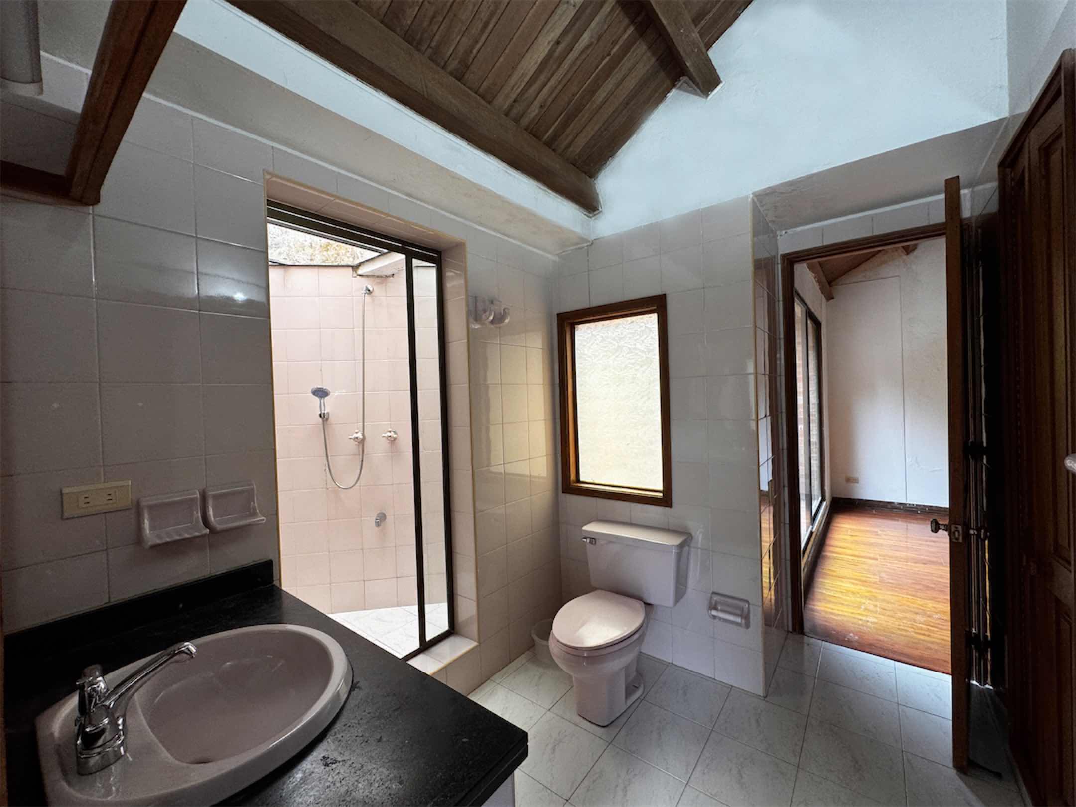 Linda casa con excelente potencial para remodelar / Bosques de La Calera – Cund.