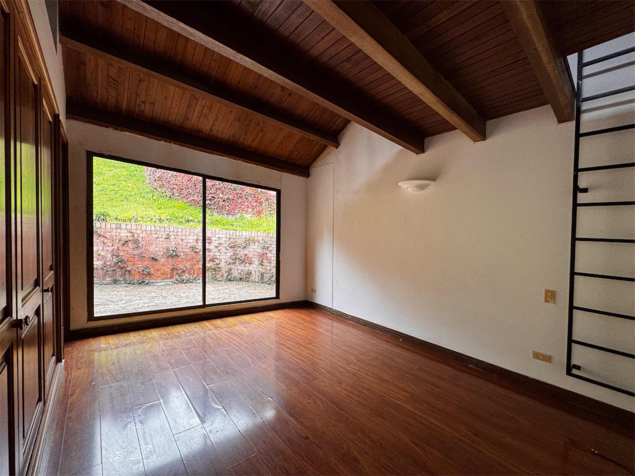 Linda casa con excelente potencial para remodelar / Bosques de La Calera – Cund.
