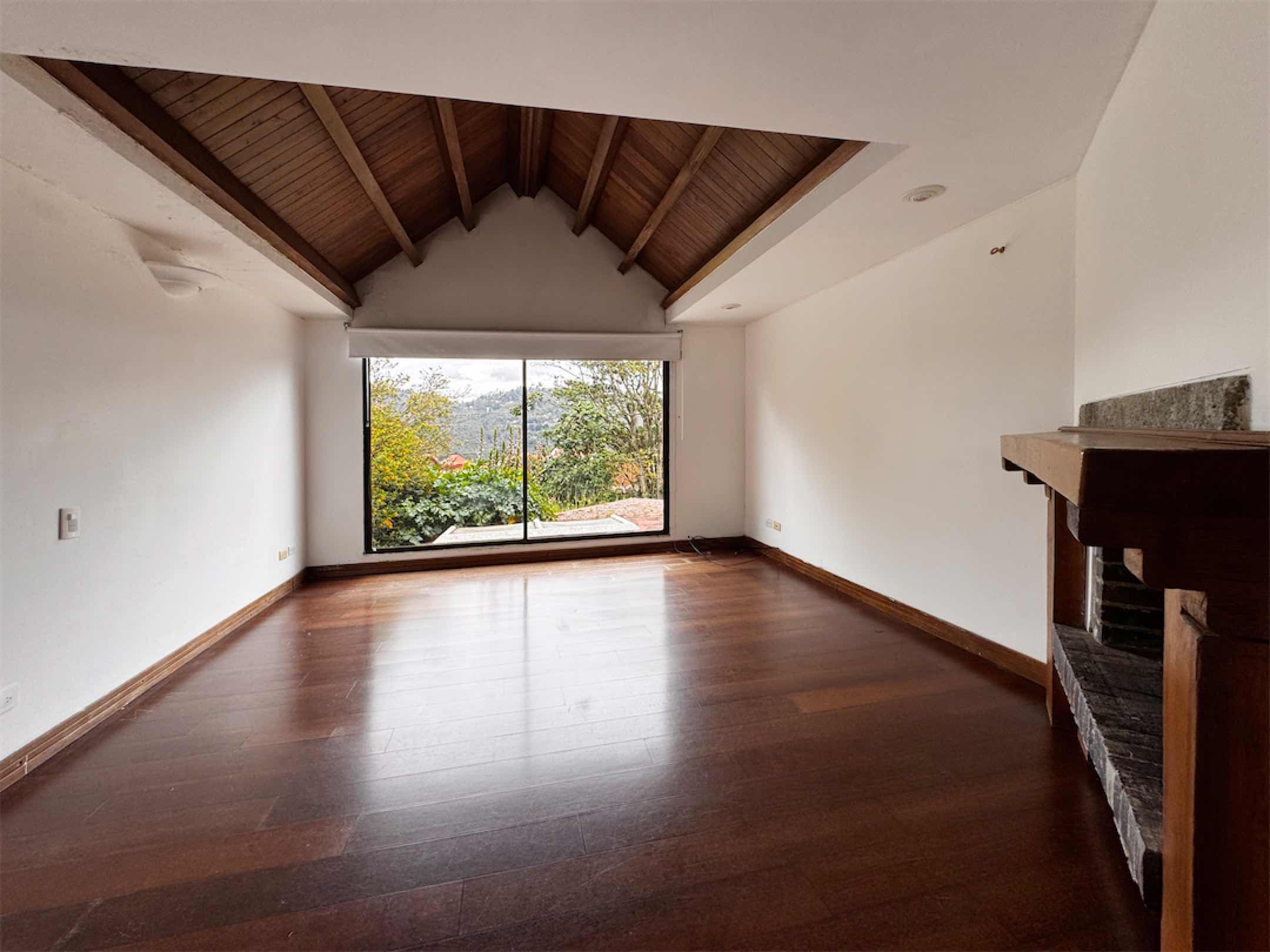 Linda casa con excelente potencial para remodelar / Bosques de La Calera – Cund.