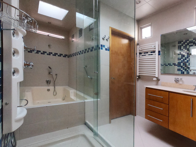 360 m² remodelados para vivir y/o trabajar desde casa, con 4 habitaciones – Antiguo Country