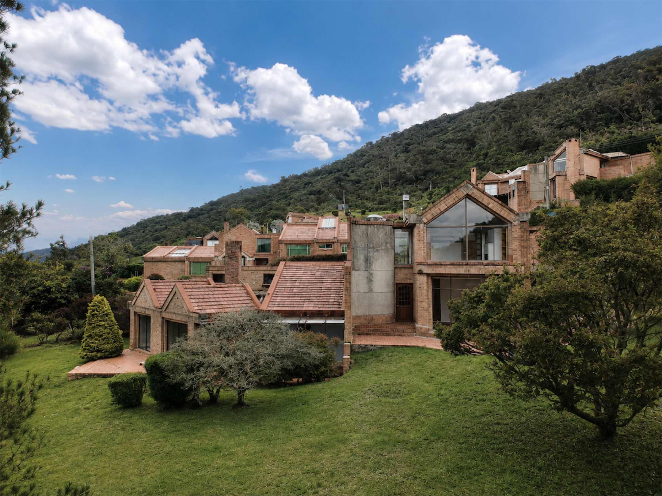 Linda casa con excelente potencial para remodelar / Bosques de La Calera – Cund.