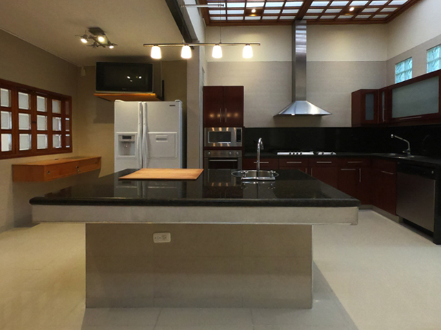 360 m² remodelados para vivir y/o trabajar desde casa, con 4 habitaciones – Antiguo Country