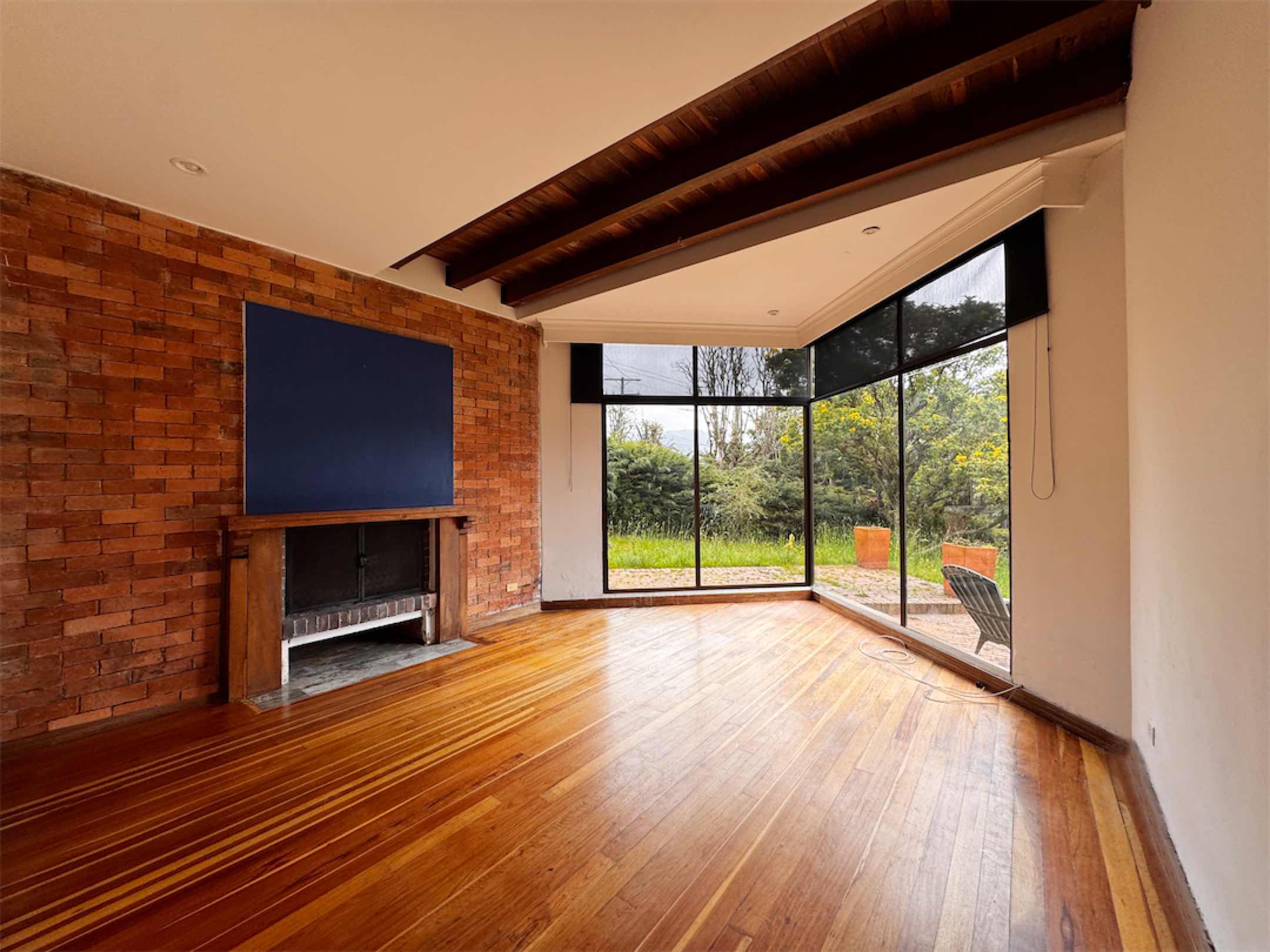 Linda casa con excelente potencial para remodelar / Bosques de La Calera – Cund.