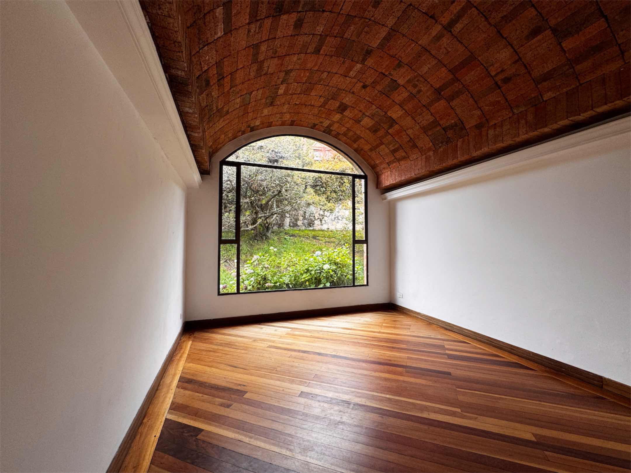 Linda casa con excelente potencial para remodelar / Bosques de La Calera – Cund.