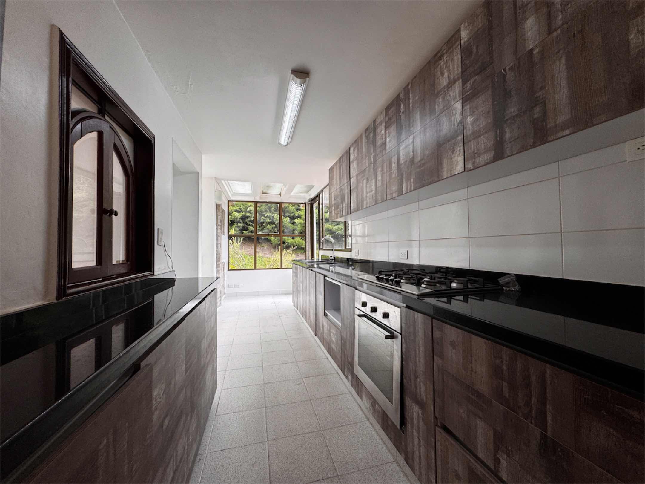 Linda casa con excelente potencial para remodelar / Bosques de La Calera – Cund.