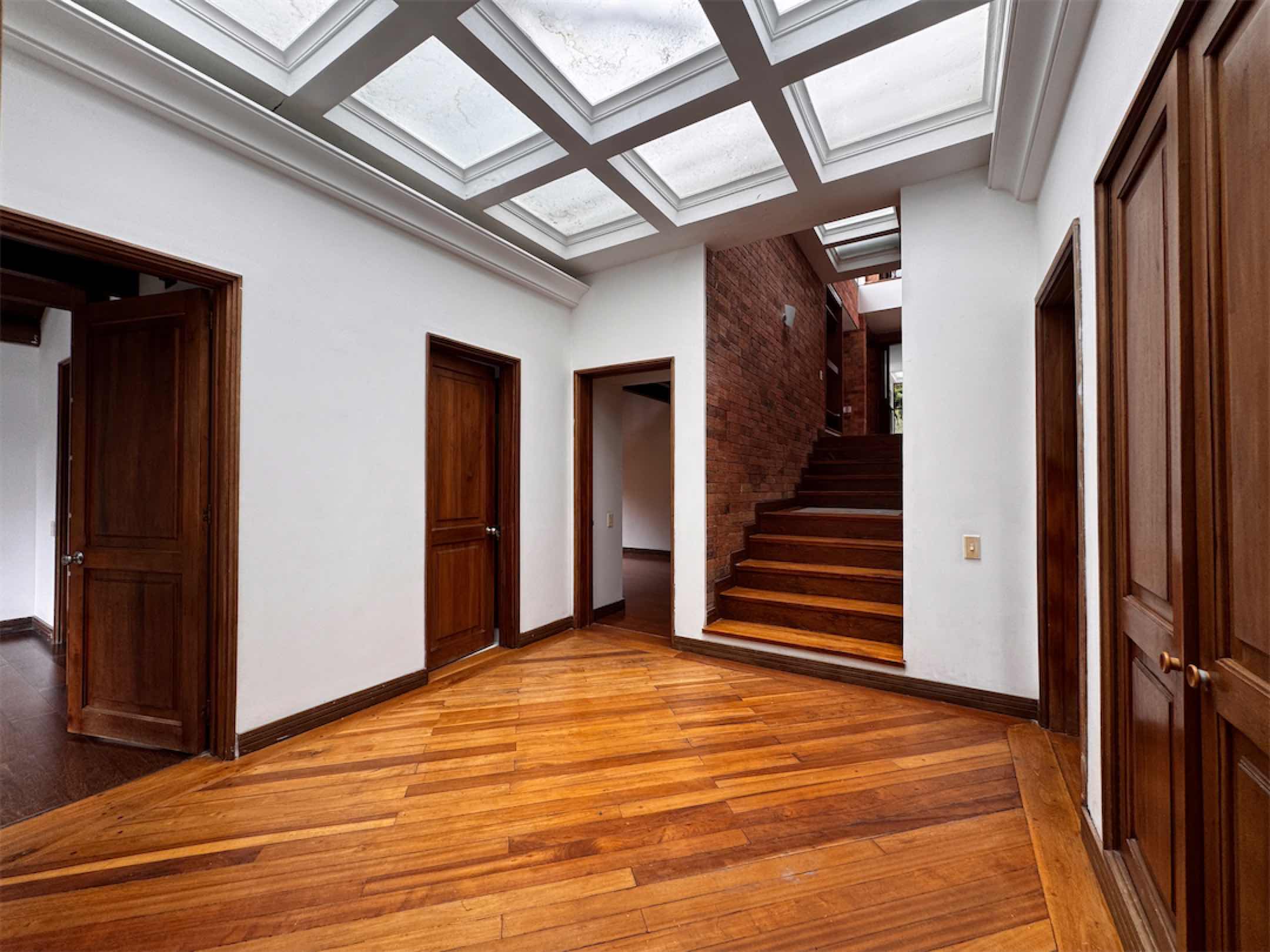 Linda casa con excelente potencial para remodelar / Bosques de La Calera – Cund.