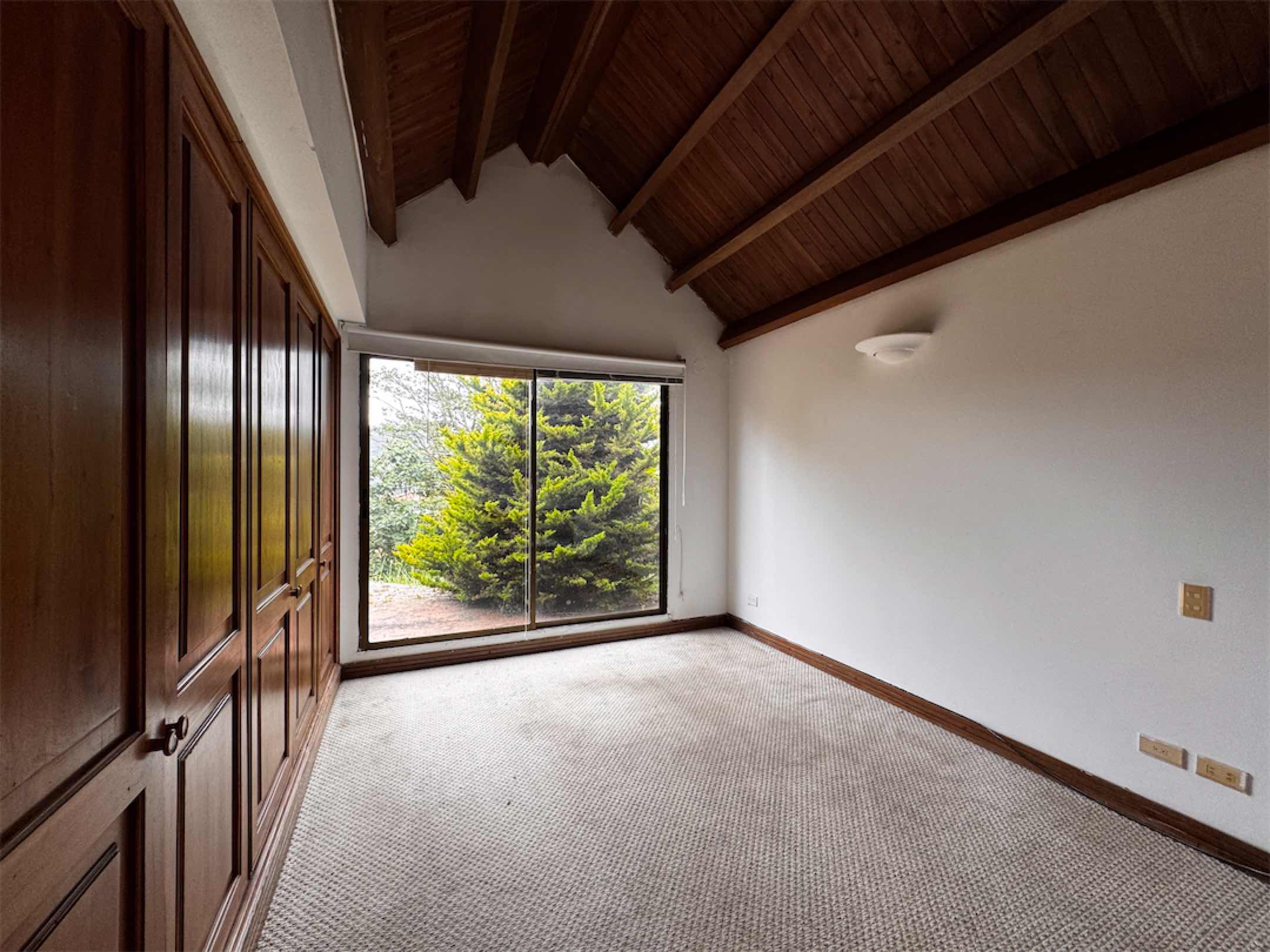 Linda casa con excelente potencial para remodelar / Bosques de La Calera – Cund.