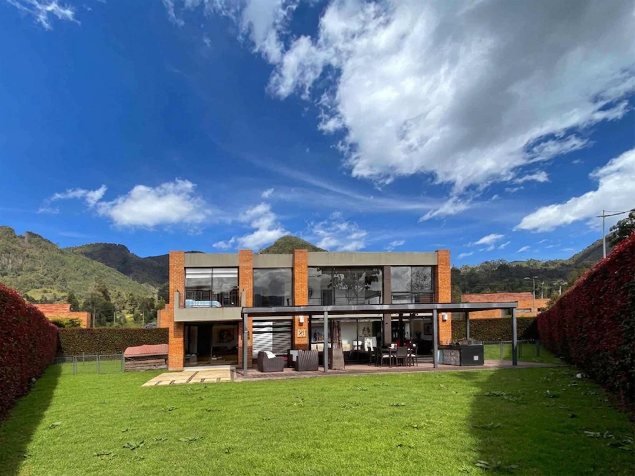 Todo lo que necesitas para vivir como sueñas, en Refugio del Valle. La Calera – Cund.