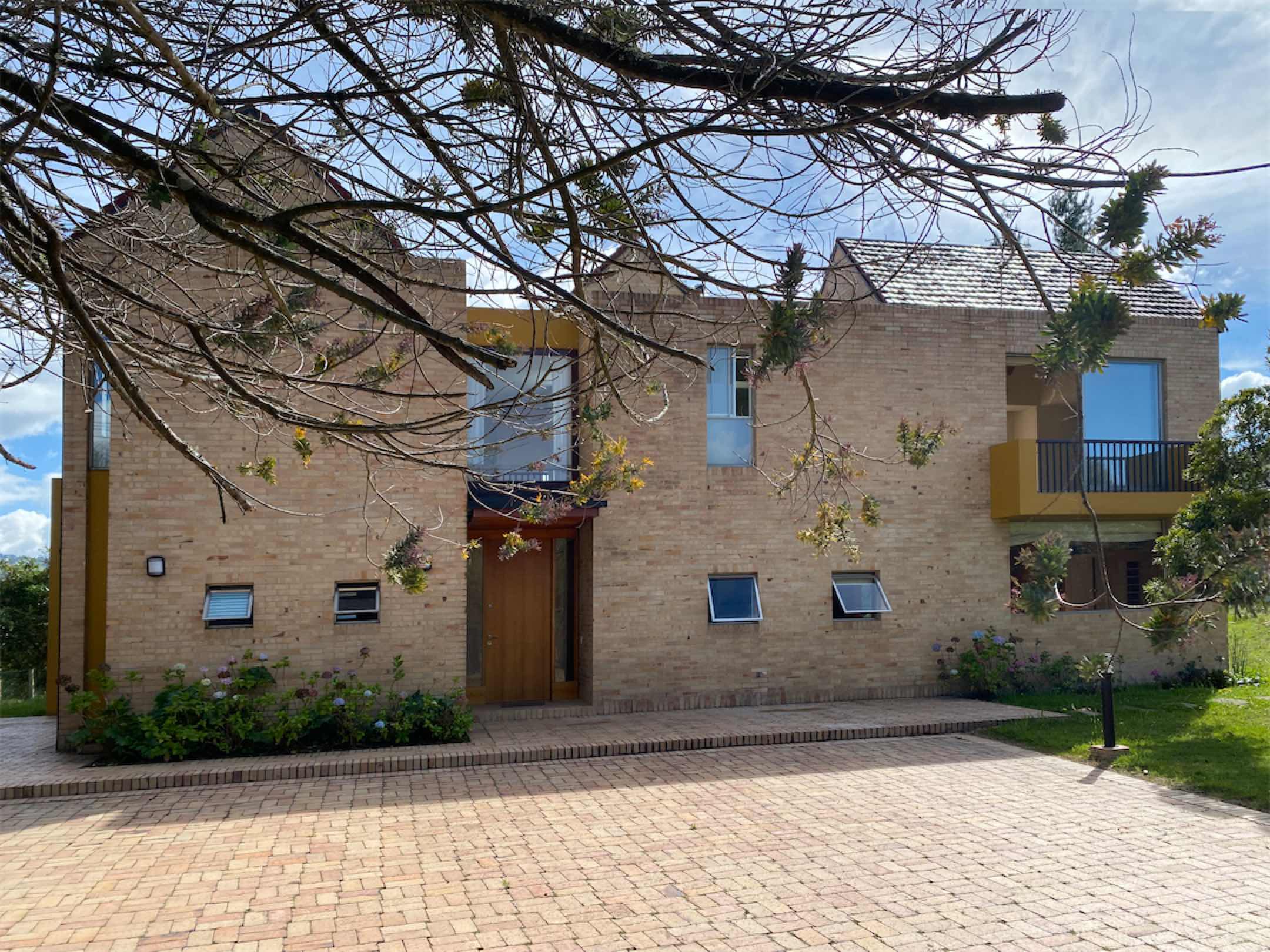 1 Fachada Una de las casas más lindas de Sikasue, diseñada por arquitectos para sentirse como hogar